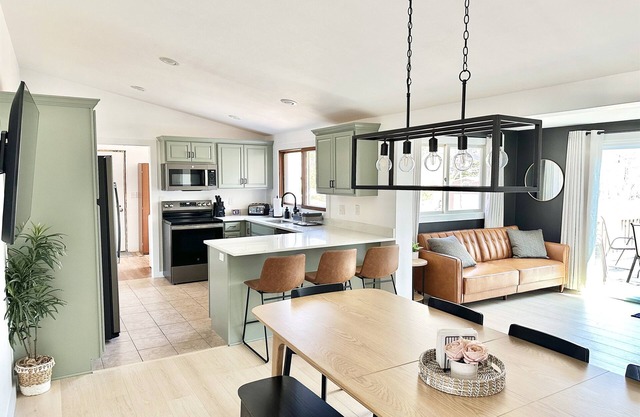 Orchard Ranch - Fish Creek | Sleeps 10 Trails Coffee Bar Snowshoes