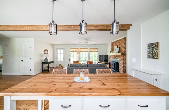 Orchard View Retreat in Blue Ridge Mountains with Hot Tub + 2 King Suites!