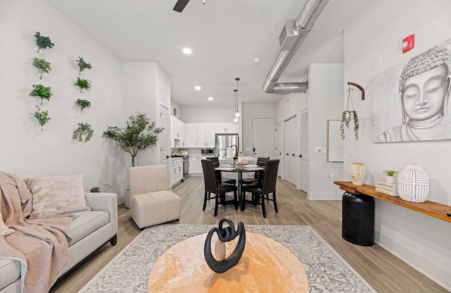 Organic Modern Retreat 1 BR2Bed Pool & Gym