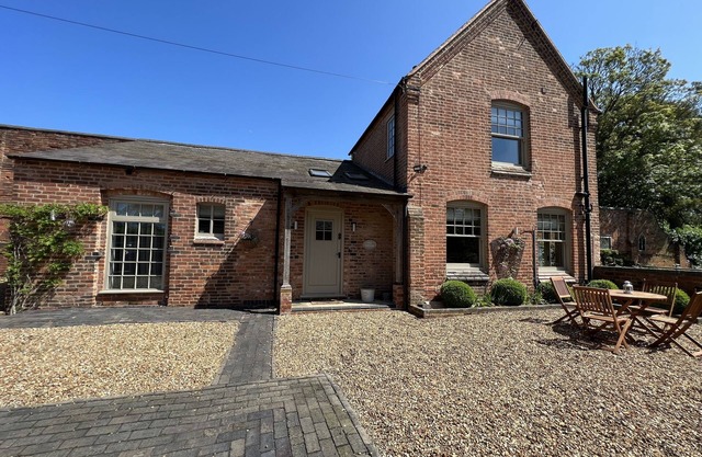 ORGREAVE COTTAGE, family friendly, luxury holiday cottage in Alrewas
