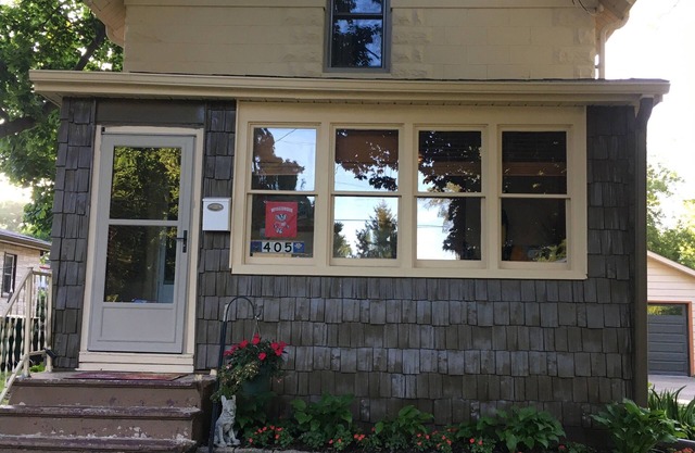 Original cozy farmhouse homestead 2 blocks from the bike path and