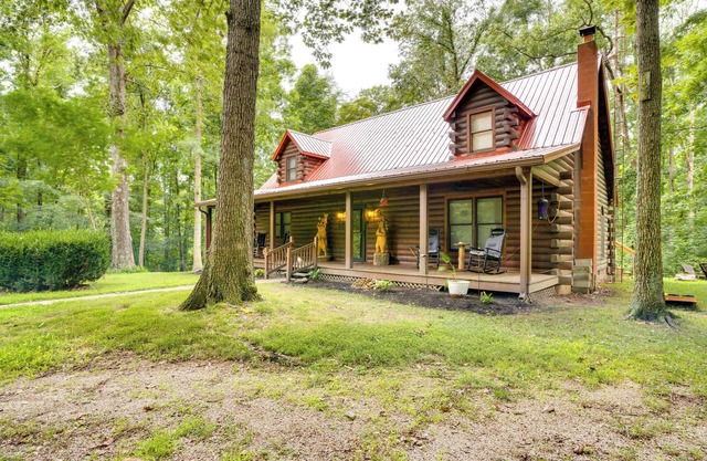 Orleans Retreat w/Private Hot Tub & Fireplace!