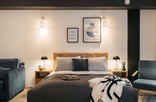 ORSO City Studio with king size bed and sofa