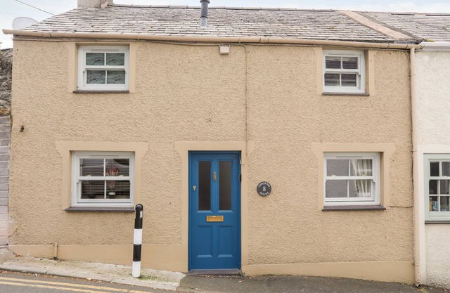 OSBORNE HOUSE, pet friendly, with open fire in Menai Bridge