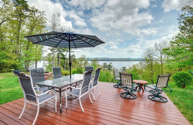 Ossipee Lake Cottage w/Screened Porch & Fire Pit!