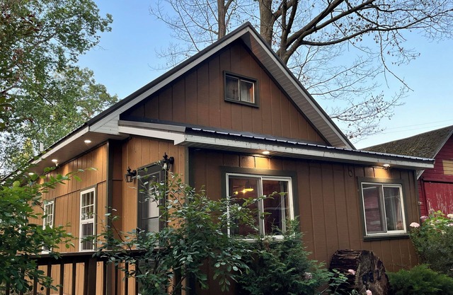 "Otsego Lake Retreat" Charming 3-bedroom house with WiFi and AC in Gaylord