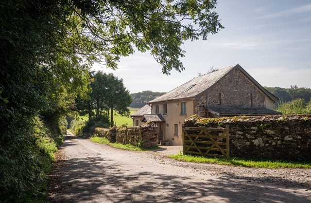 Otter's Cottage - a cottage that sleeps 10 guests in 5 bedrooms
