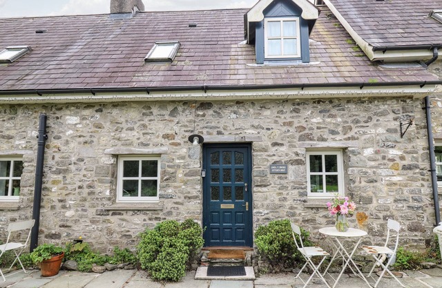OTTERS HOLT, pet friendly, character holiday cottage in Llandeilo