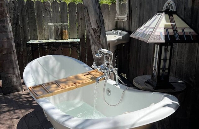 Outdoor Clawfoot, Hot Tub, Deck - The Farmhouse