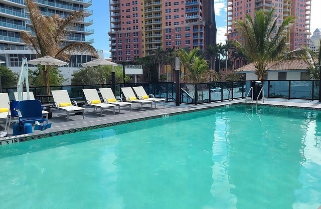 Outdoor Getaway! Modern Unit Near Beach and Attractions, Pool