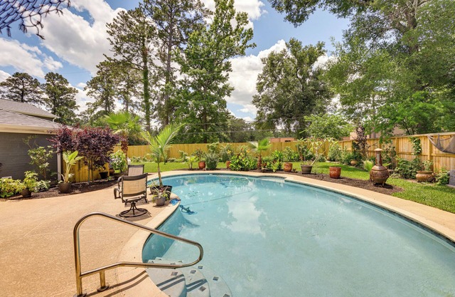 Outdoor Kitchen & Hot Tub: Tranquil Home in Humble