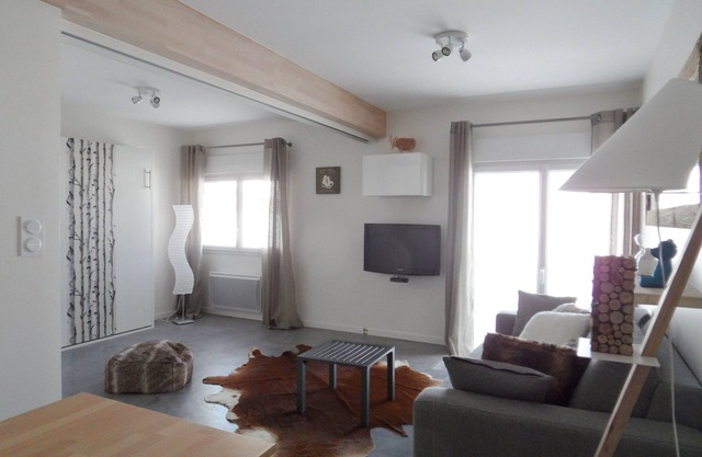 OUTDOOR TERRACE APARTMENT at the foot of the ski slopes, snowshoeing, sledding