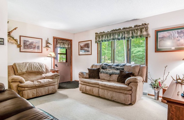 Outdoorsy Ranch w/Full Kitchen, Furnished Deck, Firepit, Central A/C - Dogs OK