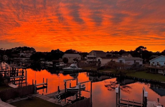 Outerbanks 3 bedroom, 2.5 bath house canal front with dock