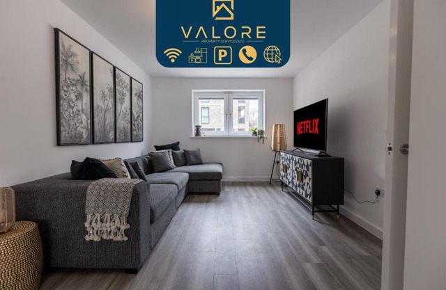 Outstanding 5 Bedroom Townhouse, Canal Views By Valore Property Services