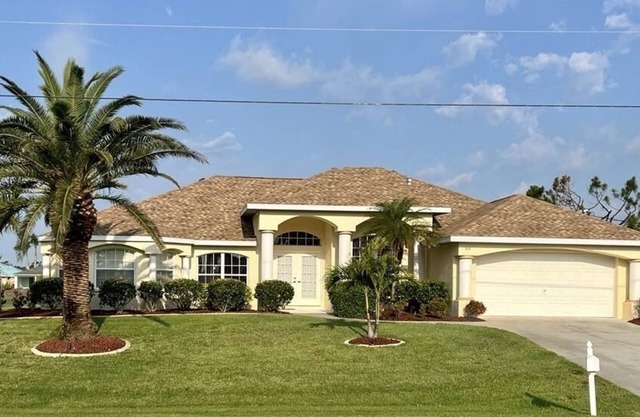 Outstanding Luxury Lakeside 4 Bed Home Electric Heated Pool