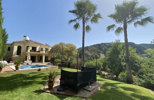 Outstanding Villa, Heated Pool, Stunning views in lovely village near Marbella