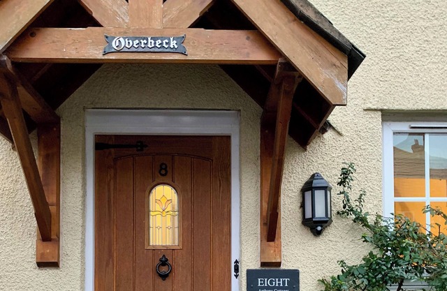OVERBECK COTTAGE, pet friendly, with a garden in Ottery St Mary