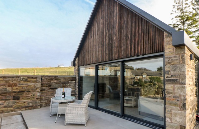 OVERLEA COACH HOUSE, romantic, luxury holiday cottage in Hayfield