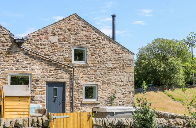 OVERLEA COWSHED, romantic, character holiday cottage in Hayfield