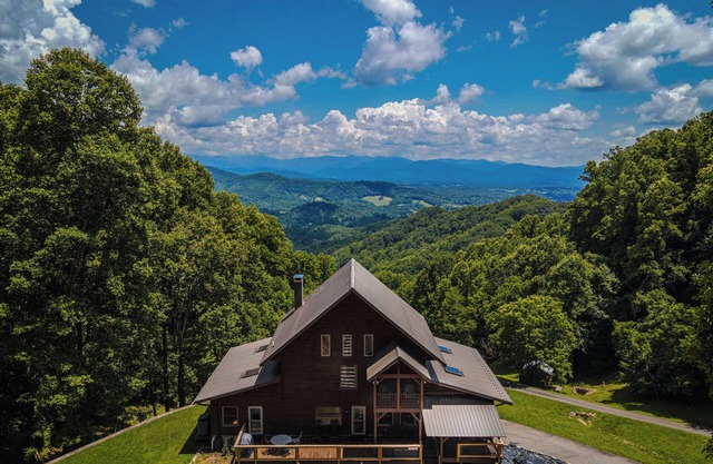 Overlook Mountain Retreat | Million Dollar Views, Fire Pit and Hot Tub!