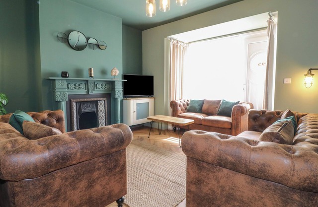 OVERTON, pet friendly, character holiday cottage in Chesterfield