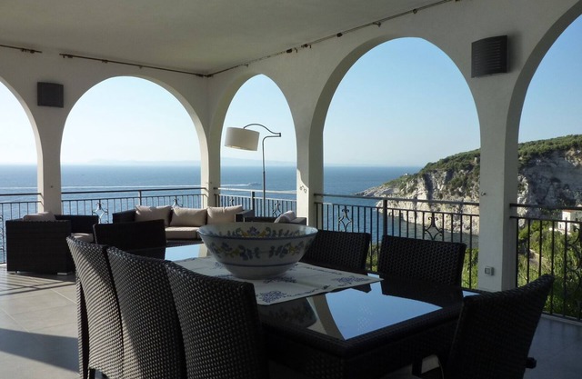 Overview exclusive seaside villa in Sorrento Peninsula