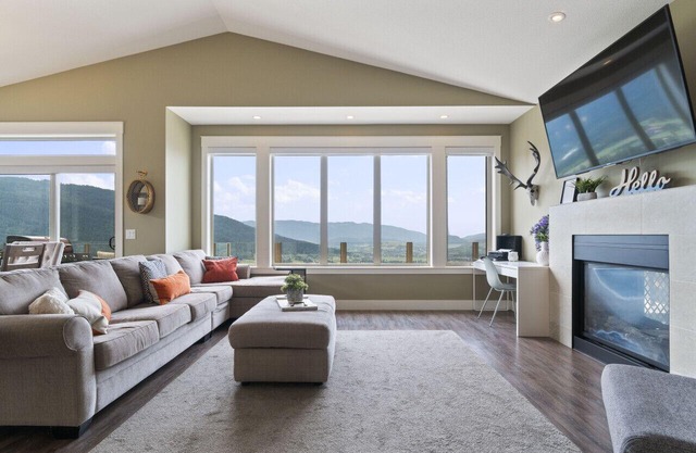 OWAV-Upper · 3 bed, 2 bath upper suite overlooking the city