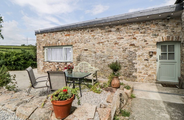 OWL BARN, pet friendly, character holiday cottage in Tavistock