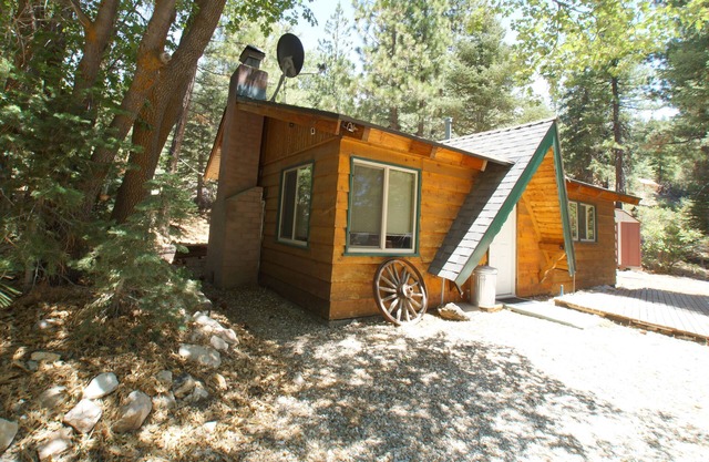 Owl Cabin - Sierra style cabin located on a quiet road in Fawnskin and backs up to National Forest!