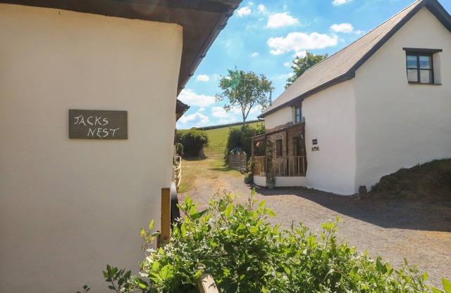 OWL'S NEST, pet friendly, character holiday cottage in South Molton