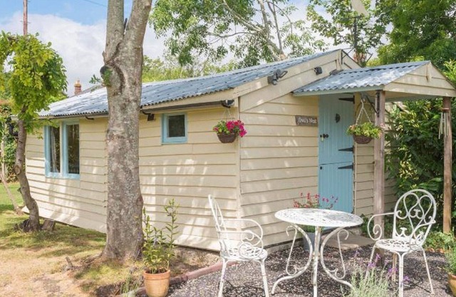 Owl's Nest - Rural Retreat set in peaceful relaxing garden