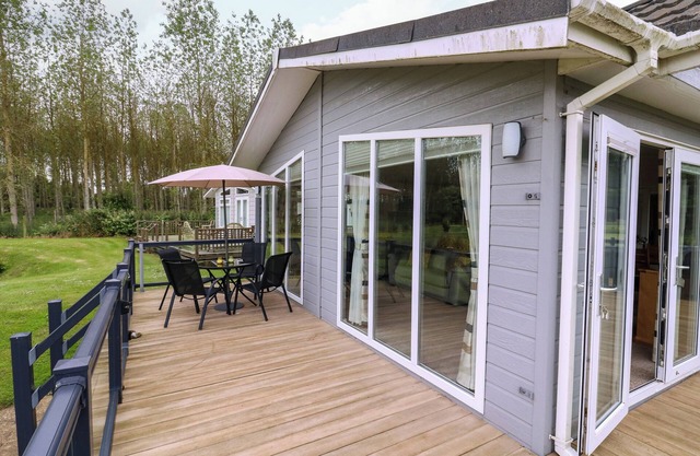 OWLS RETREAT, LODGE 11, pet friendly, with a garden in Aldeburgh