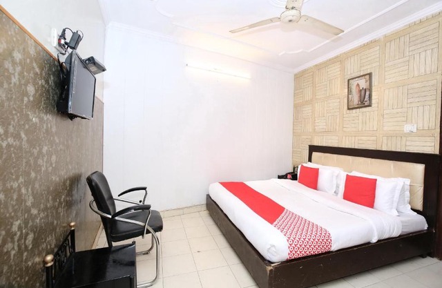 OYO 11906 Hotel Star Welcome