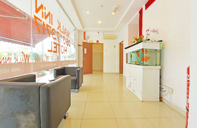 OYO 582 Hotel Walk Inn