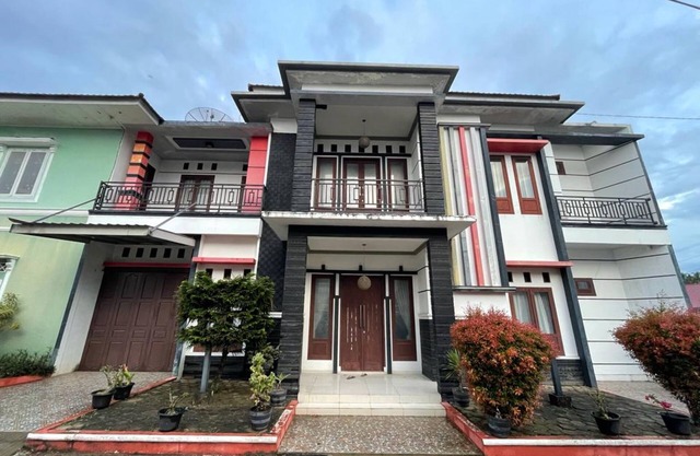 OYO 93143 Mega Raudhah Syariah