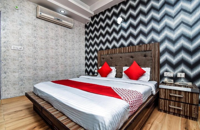 OYO Hotel Sunrize Near Rohini Sector 18 Metro Station