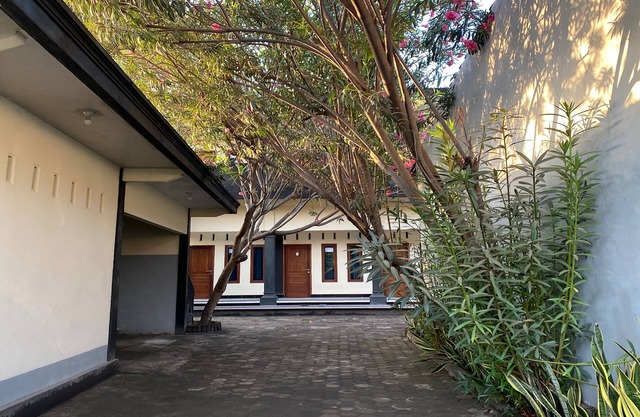 OYO Life 93155 Wisma Sarah