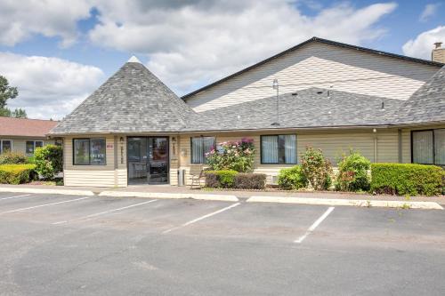 OYO Woodland Hotel and Suites