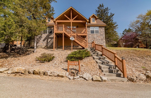 Ozark Livin: Cabin Near Silver Dollar City with On-Site Golf Course, Dog Friendly, and Free WiFi!