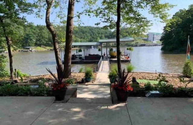 Ozark Oasis: Lakeside fun and relaxation in Quiet Cove/Large entertaining dock!