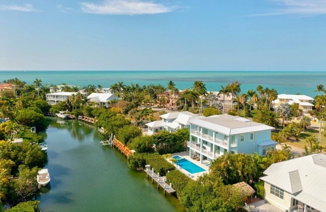P70 - Stunning 5 bed, 5 bath home with dockage and oversized private pool in.