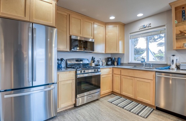 Pacific Peeks A - Block to the Beach - Pet Friendly - EV - Newly Updated