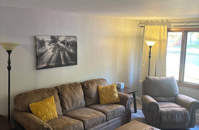 Packerland 1: Perfectly located Green Bay Home, Minutes from Lambeau and Airport