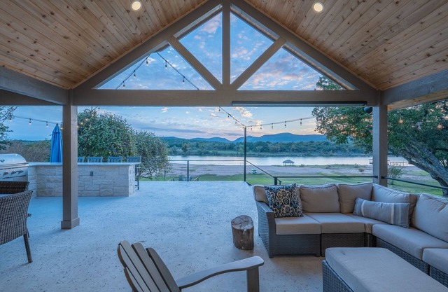 Packsaddle Paradise- Lakefront w/Beach & Views