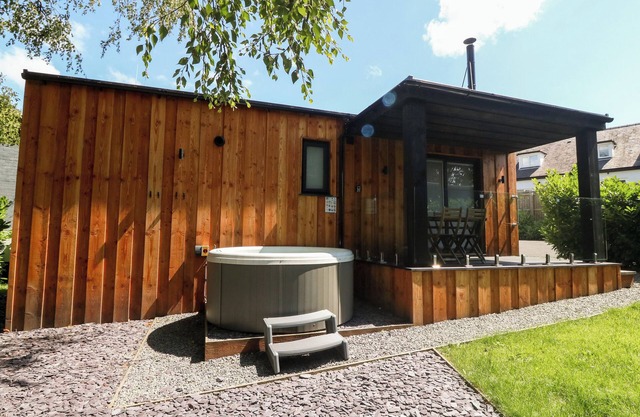 PADARN LODGE, pet friendly, luxury holiday cottage in Caernarfon