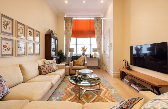 Paddington Station 3-Bed 5-Guest Large Apartment in 1841 Victorian Pub