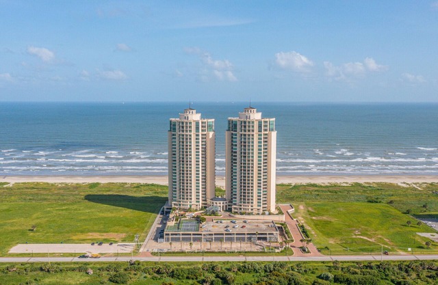 Palisade Palms Beachfront Condo Oasis