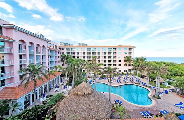 Palm Beach Shores Resort - Comfortable King Bed - Private Beach