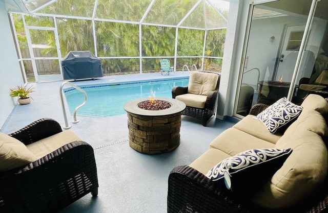 🌴Palm Breezes Vacation- pool, close to beaches, shopping, restaurants dogs ok!